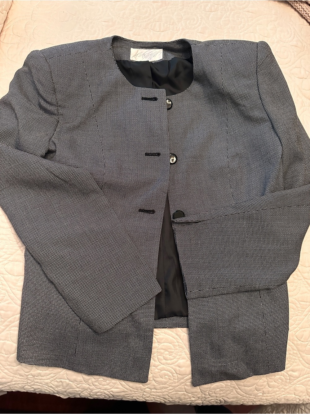 Lord & Taylor Women’s Gray Textured Round-Neck Blazer. Very Good condition.